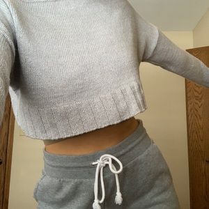 CROPPED GREY SWEATER